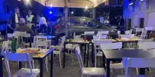 Donna di 86 anni travolge con l’auto i tavoli di un ristorante a Roma, 5 feriti: “Vivi per miracolo”