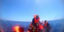 Gommone di migranti alla deriva, morti due bambini: i soccorsi della Ong e il trasporto a Lampedusa