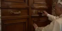 Papa Prevost toglie i sigilli all'appartamento di papa Francesco nel palazzo apostolico