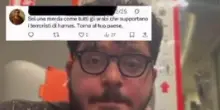 Patrick Zaki mostra i messaggi di odio che riceve sui social