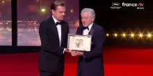 Leonardo DiCaprio premia Robert De Niro con la Palma d'oro: commozione e standing ovation a Cannes