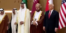 Donald Trump e i leader del Golfo posano per la foto di rito prima del vertice Usa-Gcc