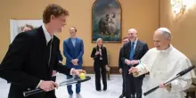 Sinner al Papa: "Giochiamo?" e Leone XIV: "Qui meglio di no". E gli regala la racchetta