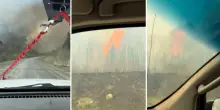 Incendi in Canada: l'automobilista attraversa i boschi di Manitoba in fiamme