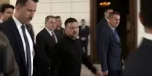 Ankara, Zelensky arriva e lancia il suo messaggio a Putin: "Sono qui"