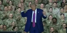 "Trump Dance" all'estero: il presidente Usa balla davanti ai militari della base in Qatar