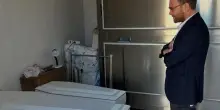 Lo strazio delle due piccole bare bianche abbandonate a Lampedusa: erano bimbi di due anni