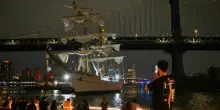 New York, nave messicana si schianta contro il ponte di Brooklyn: due morti