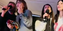 Karaoke tra amiche per i 51 anni di Laura Pausini: con lei Giorgia e Paola Cortellesi