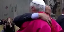 Papa Leone XIV abbraccia il fratello minore Lou dopo la messa