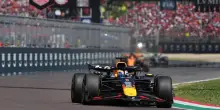 Verstappen vince il Gp di Imola, poi Norris e Piastri. Rimonta Ferrari: Hamilton 4°, Leclerc 6°