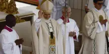 L’enfasi sui simboli e il rito di obbedienza: così Leone si riavvicina alla Curia