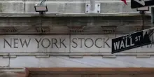 Wall Street e il taglio del rating Usa deciso da Moody’s, nuove turbolenze per il dollaro