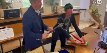 La neosindaca di Merano Katharina Zeller rifiuta di indossare la fascia tricolore