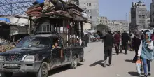 Gaza, entrano i primi aiuti. E Netanyahu si giustifica: “Affamarli non conviene”