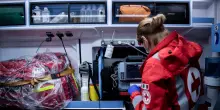 Milano, cade in scooter mentre fugge dalla polizia e muore in ospedale. Parenti in rivolta