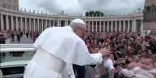 Vaticano, prima Udienza Generale di Leone XIV: il Pontefice a bordo della papamobile saluta i fedeli