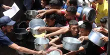 La fame a Gaza: i bambini si accavallano per gli ultimi resti di cibo