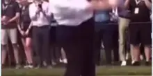 Trump prende in giro Springsteen: pubblica un video in cui fa cadere il Boss con una pallina da golf