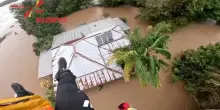 Alluvioni in Australia, resta intrappolata nella sua abitazione: anziana salvata dall'elisoccorso