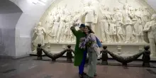 Mosca: il nuovo monumento a Stalin fa discutere tra selfie, fiori e polemiche