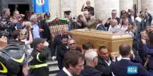 Commozione e applausi ai funerali di Nino Benvenuti