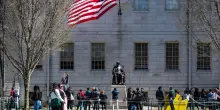 Harvard fa causa a Trump contro il blocco degli studenti stranieri. La Cina: l’istruzione non sia politica