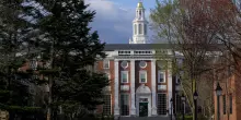 Harvard, il giudice blocca il divieto di Trump per gli studenti stranieri