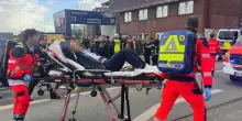 Amburgo, attacco con coltello alla stazione: 12 feriti, di cui tre in condizioni critiche. Arrestata una donna