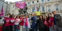 Riconosciuti i figli delle famiglie arcobaleno, la festa davanti al Comune