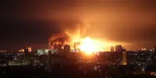 Kiev, massiccio attacco di droni e missili russi nella notte: esplosioni e feriti. Le immagini