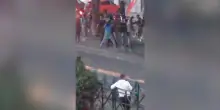 Rissa a colpi di bottiglia e cassonetti rovesciati in corso Giulio Cesare