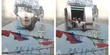 Napoli, i tifosi al murale di Maradona: il coro parte dalla finestra con il volto di Diego