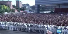 Milano, i tifosi del Milan contestano la società sotto la sede del club
