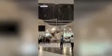 Nuova Delhi sotto il nubifragio: il tendone dell'aeroporto crolla per il peso della pioggia