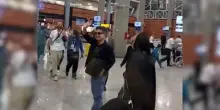 Il regista Jafar Panahi, palma d'oro a Cannes, torna a Teheran: applausi all’aeroporto