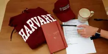 Trump rilancia la battaglia contro Harvard: “Via altri 3 miliardi”