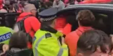Liverpool, auto sulla folla durante la parata: i tifosi tentano di linciare il conducente