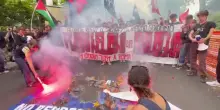 Manifestanti bruciano la bandiera Europea fuori dal meeting di Confindustria con Meloni e Metsola