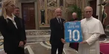 Il Napoli in visita dal Papa: Leone XIV riceve la maglia numero 10 firmata da tutti i calciatori