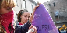 “Palpava solo con i palmi e senza fare pressione”, è polemica sul prof assolto