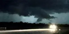 Fulmini sull'Oklahoma, cieli squarciati dalle tempeste: vento fino a 112 km/h