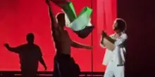 Milano, gli Imagine Dragons sventolano la bandiera palestinese a fine concerto