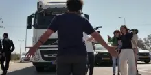 Gaza, gruppo di manifestanti israeliani tenta di bloccare convoglio di aiuti umanitari