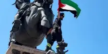 Vigile del fuoco sventola la bandiera palestinese in piazza San Carlo