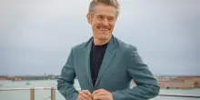 Willem Dafoe: “Amo l’imperfezione e l’imprevedibilità , il palcoscenico è l’antidoto contro l’AI”