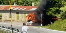 Così le fiamme hanno distrutto il bus turistico a Garessio