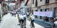 Sulle strade del Giro d’Italia contestazioni calcistiche: “Cairo vattene” sui manifesti