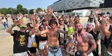 Fan di Vasco accampati allo stadio olimpico Grande Torino: l'attesa prima del concerto