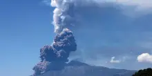 Etna, crolla una parte di cratere: nube eruttiva alta chilometri